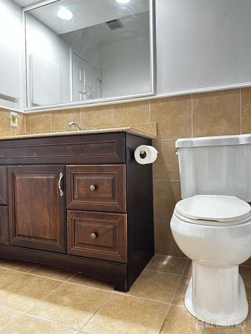 701 Woodbridge Commons Way, Iselin, NJ 08830