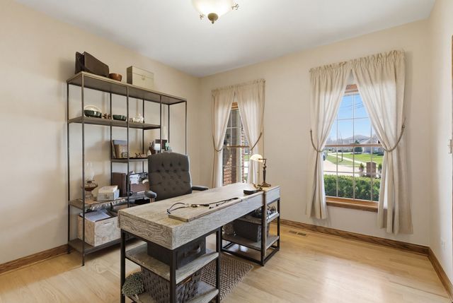 8304 Queen Victoria Lane, Tinley Park, IL 60477