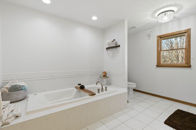 8304 Queen Victoria Lane, Tinley Park, IL 60477