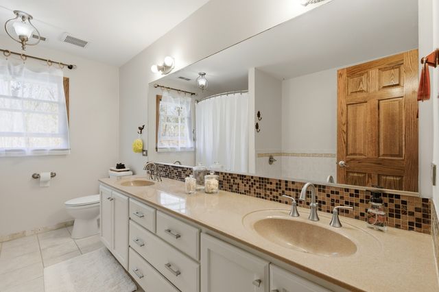 8304 Queen Victoria Lane, Tinley Park, IL 60477