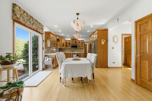 8304 Queen Victoria Lane, Tinley Park, IL 60477