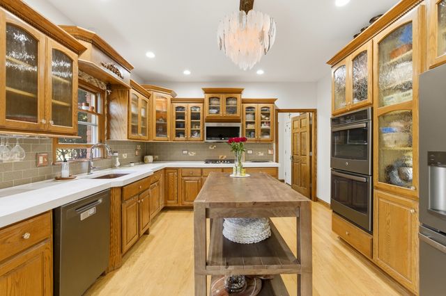 8304 Queen Victoria Lane, Tinley Park, IL 60477