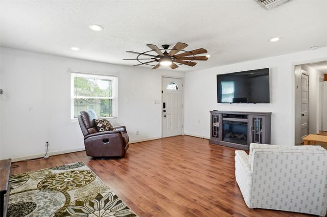 904 S Perrin Street, Decatur, TX 76234