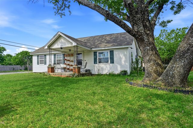 904 S Perrin Street, Decatur, TX 76234