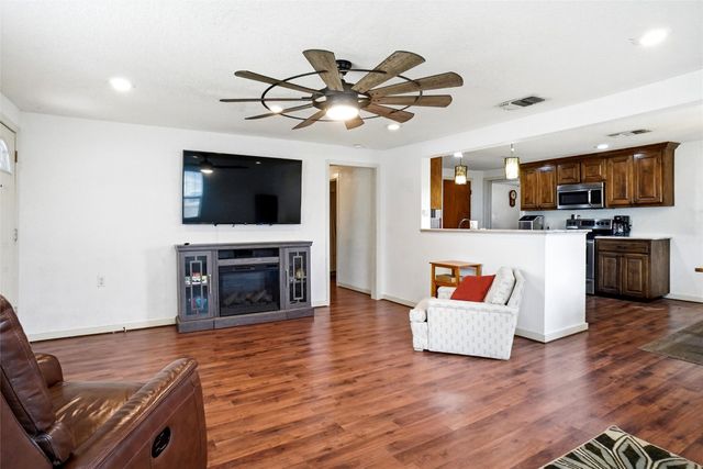 904 S Perrin Street, Decatur, TX 76234