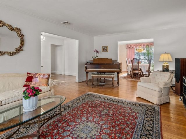 130 Fairway Rd, Brookline, MA 02467