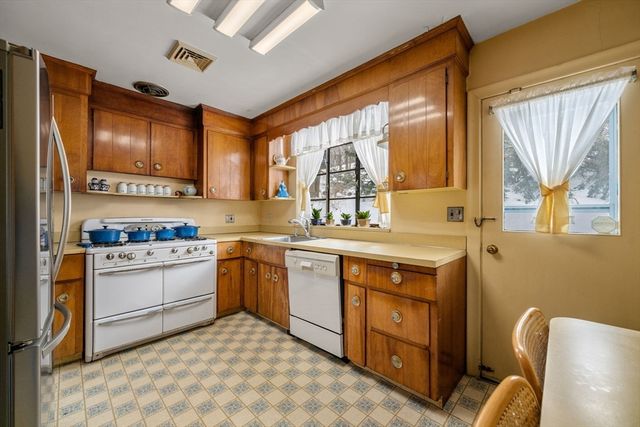 130 Fairway Rd, Brookline, MA 02467