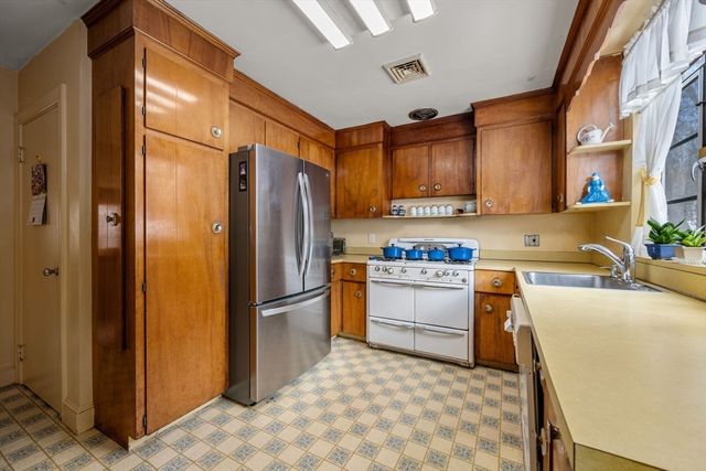 130 Fairway Rd, Brookline, MA 02467