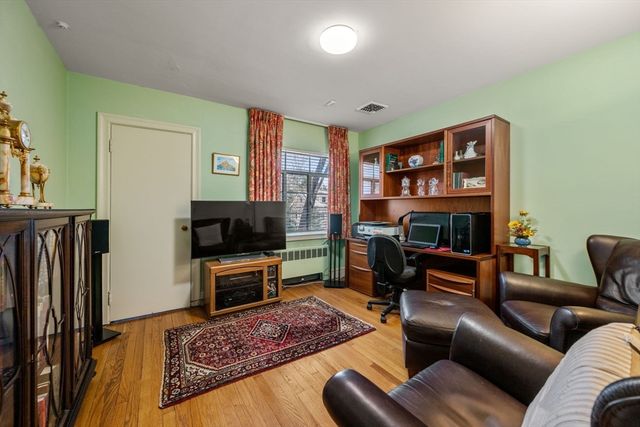 130 Fairway Rd, Brookline, MA 02467