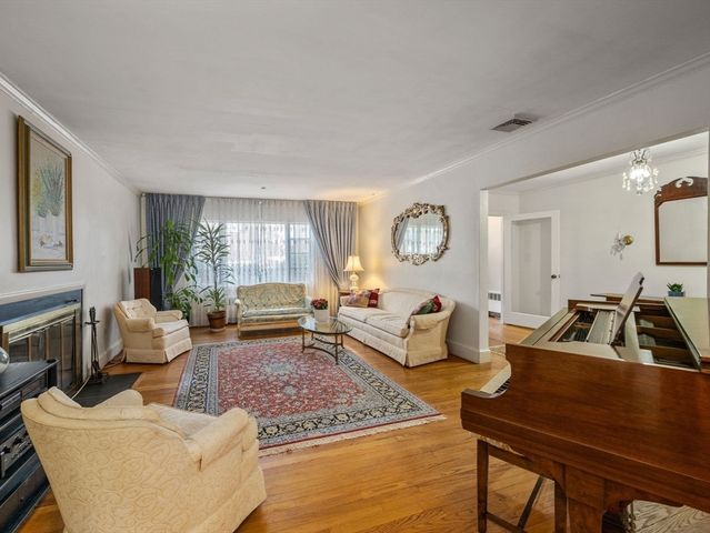 130 Fairway Rd, Brookline, MA 02467