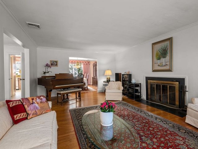 130 Fairway Rd, Brookline, MA 02467