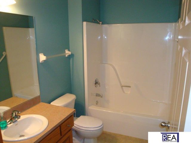 19220 Ontario Circle, Omaha, NE 68130