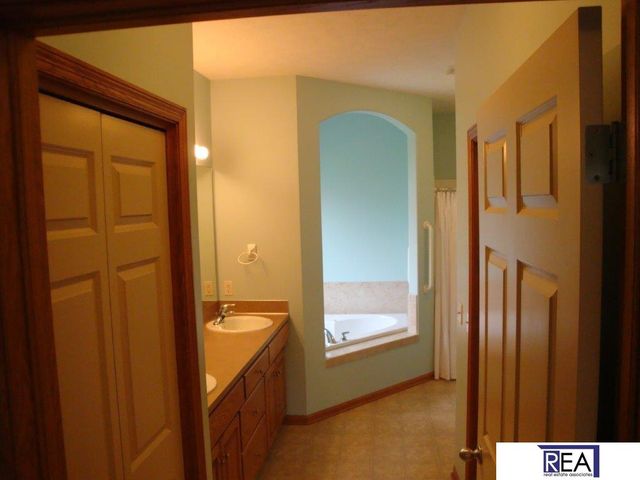 19220 Ontario Circle, Omaha, NE 68130
