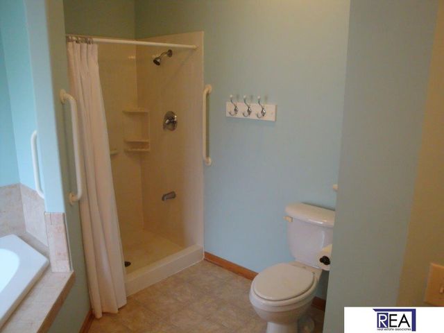 19220 Ontario Circle, Omaha, NE 68130