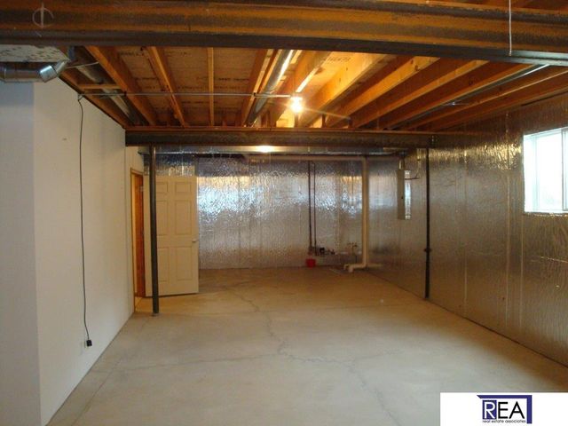 19220 Ontario Circle, Omaha, NE 68130