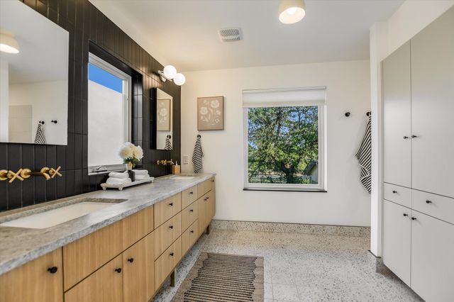 13 Meridian DR, Wimberley, TX 78676
