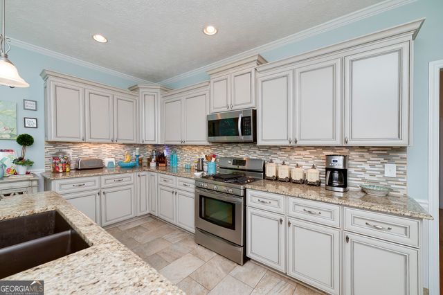 215 Oakwood Lakes Drive, Hampton, GA 30228