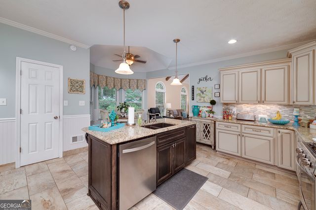 215 Oakwood Lakes Drive, Hampton, GA 30228