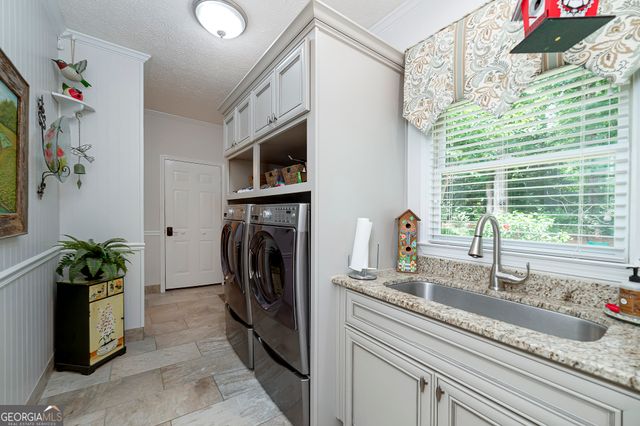 215 Oakwood Lakes Drive, Hampton, GA 30228