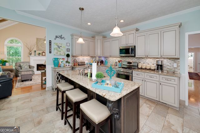 215 Oakwood Lakes Drive, Hampton, GA 30228