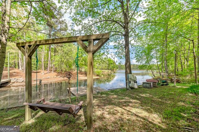 215 Oakwood Lakes Drive, Hampton, GA 30228
