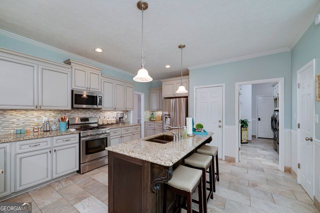215 Oakwood Lakes Drive, Hampton, GA 30228