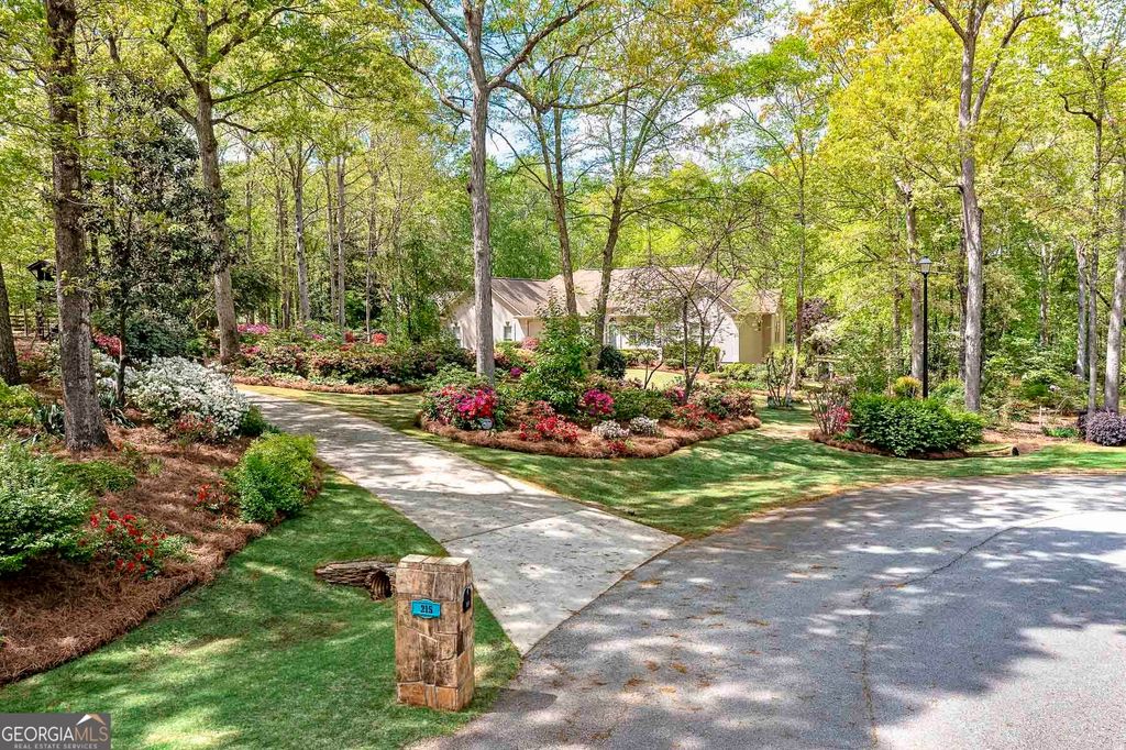 215 Oakwood Lakes Drive, Hampton, GA 30228