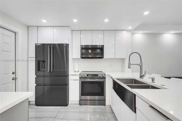 5260 NW 11th St 201, Plantation, FL 33313