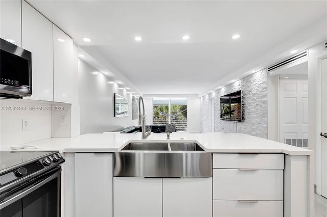 5260 NW 11th St 201, Plantation, FL 33313