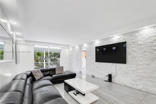 5260 NW 11th St 201, Plantation, FL 33313