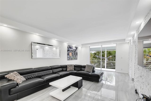 5260 NW 11th St 201, Plantation, FL 33313