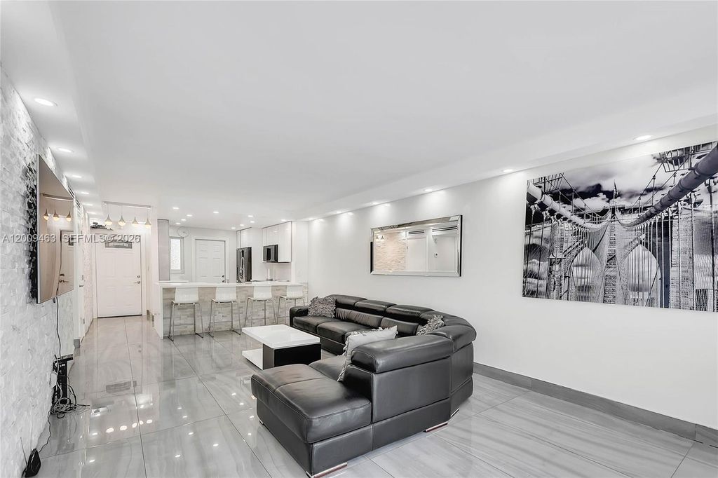 5260 NW 11th St 201, Plantation, FL 33313