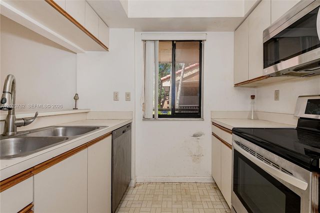 15525 N Miami Lakeway N 205-8, Miami Lakes, FL 33014