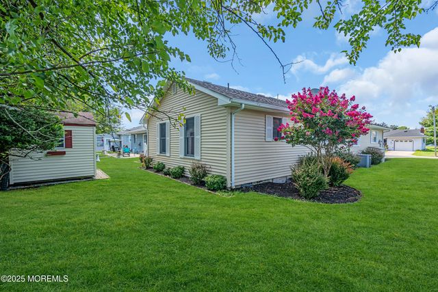 16 Goyave Street, Toms River, NJ 08757