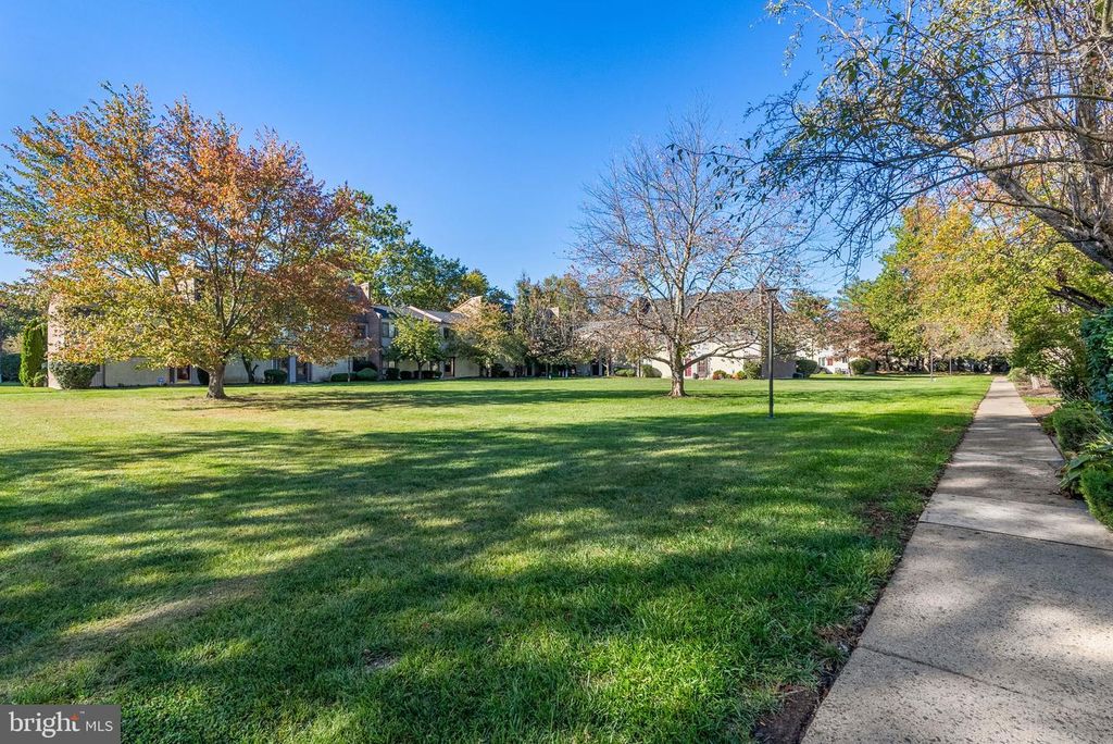 Image 2 of property listing at 4912 OXFORD CT #2, Bensalem, PA 19020