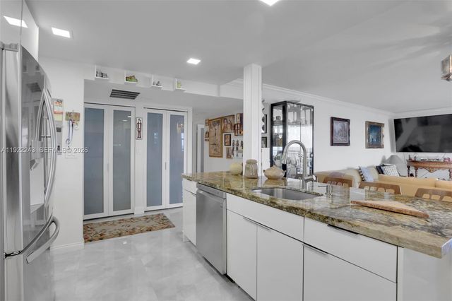1149 Hillsboro Mile 1011 1011, Hillsboro Beach, FL 33062
