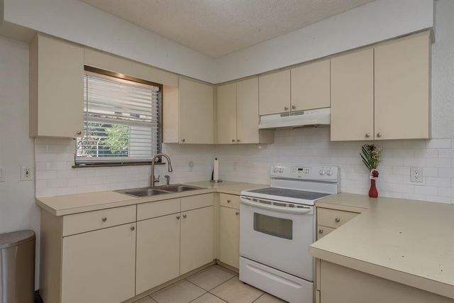 2104 E NAVAJO AVENUE, Tampa, FL 33612