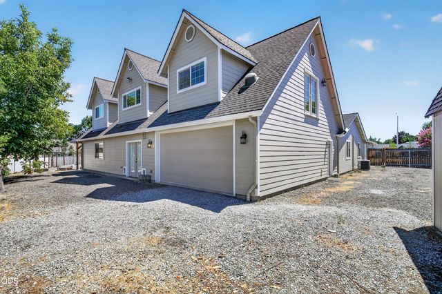 182 Justin Court, Central Point, OR 97502