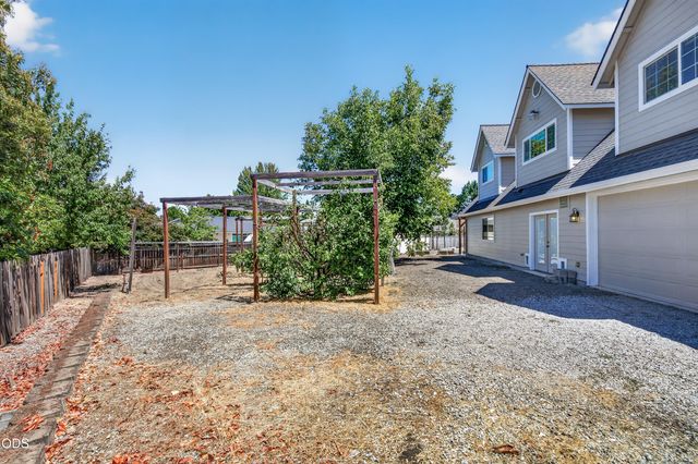 182 Justin Court, Central Point, OR 97502