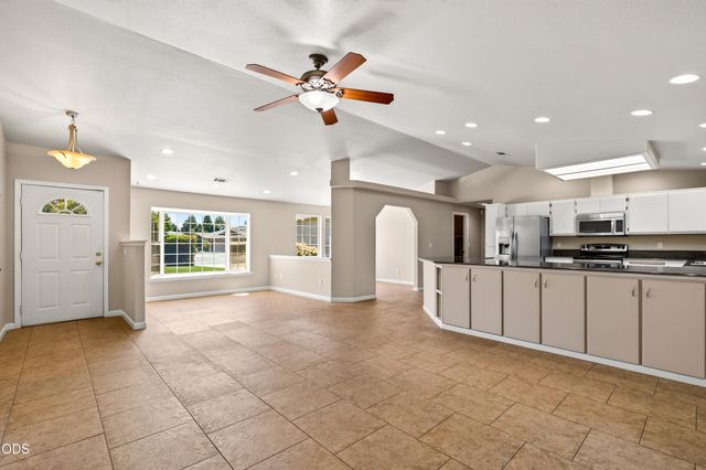 182 Justin Court, Central Point, OR 97502