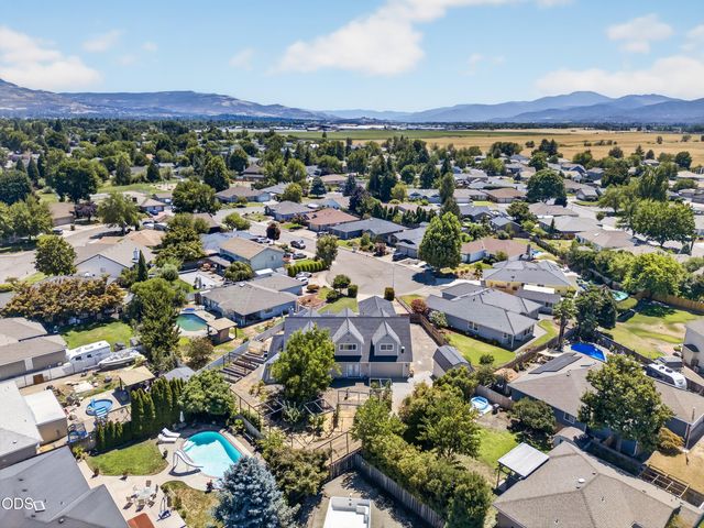 182 Justin Court, Central Point, OR 97502