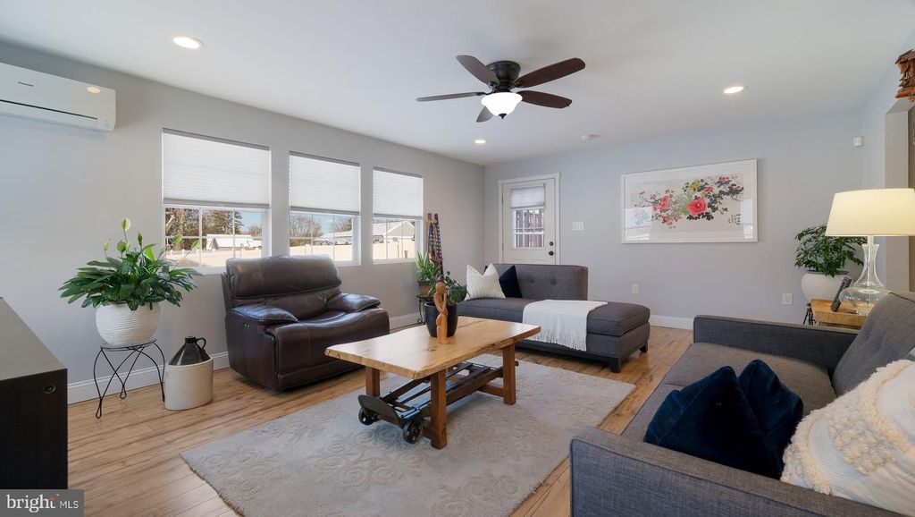 Image 10 of property listing at 1831 BUNKERHILL RD, Southampton, PA 18966