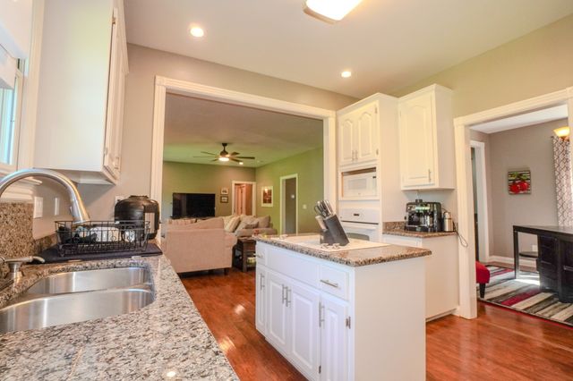 242 Lake Terrace Dr, Hendersonville, TN 37075