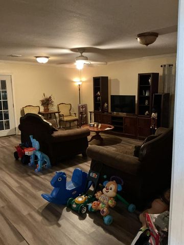 517 N Lake Avenue, Eagle Lake, TX 77434