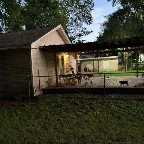 517 N Lake Avenue, Eagle Lake, TX 77434