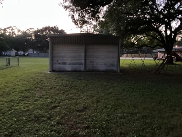 517 N Lake Avenue, Eagle Lake, TX 77434