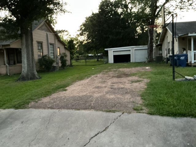 517 N Lake Avenue, Eagle Lake, TX 77434