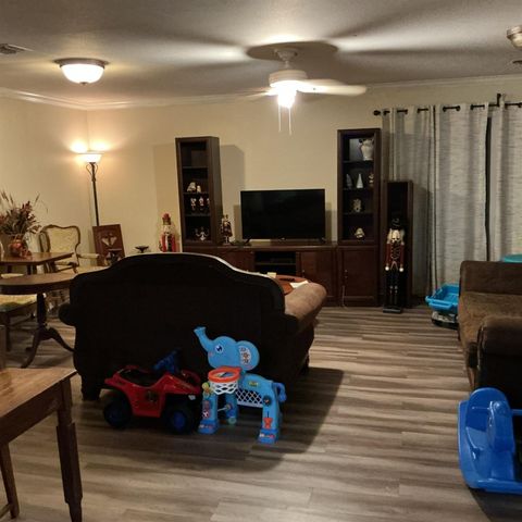 517 N Lake Avenue, Eagle Lake, TX 77434