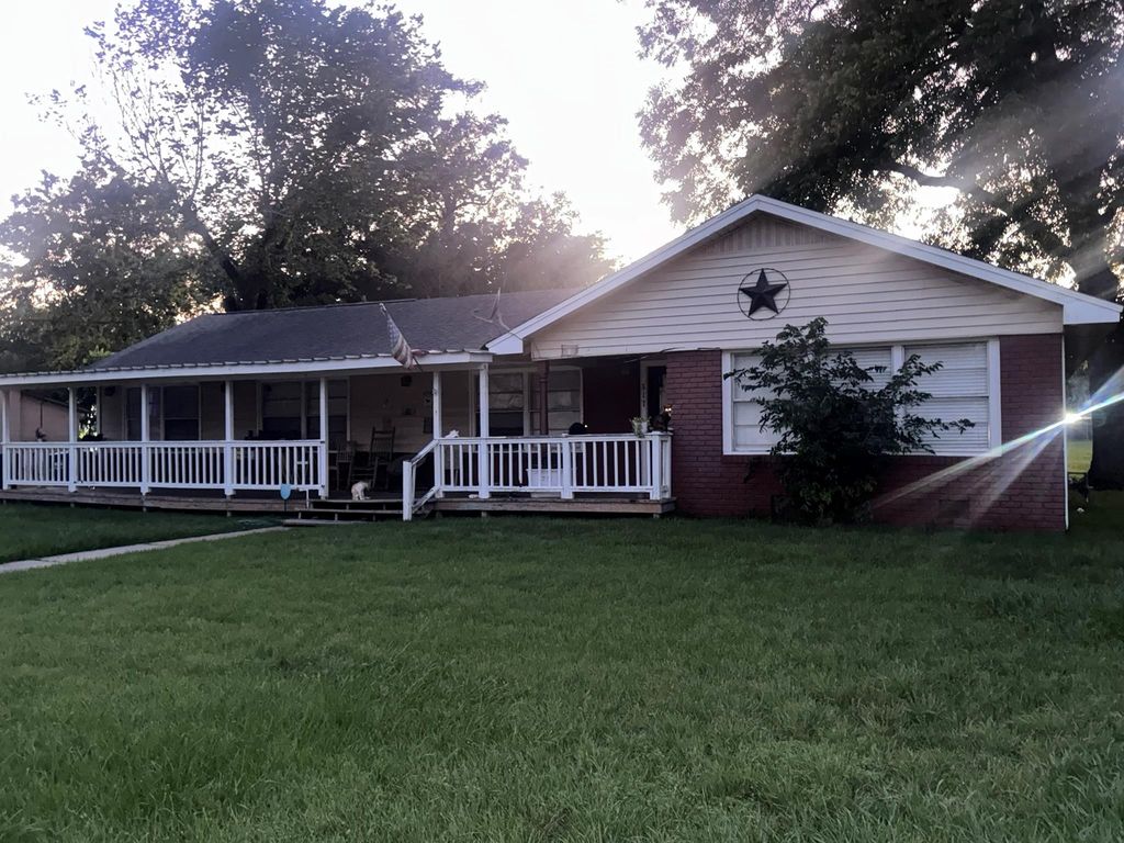 517 N Lake Avenue, Eagle Lake, TX 77434