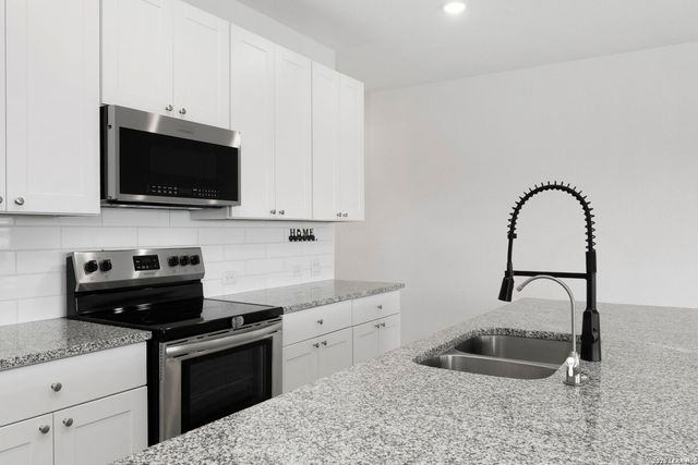 105 OLYMPIC CV, Seguin, TX 78155